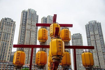 Moderne Hochhäuser und klassische Laternen in Chengdu, China