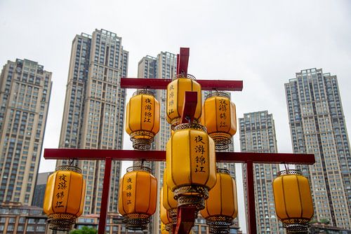 Moderne hoogbouw en klassieke lampions in Chengdu, China