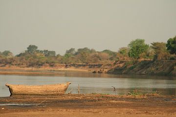 Houten vissersboot bij de rivier Zambia. Zen, rust van Bobsphotography