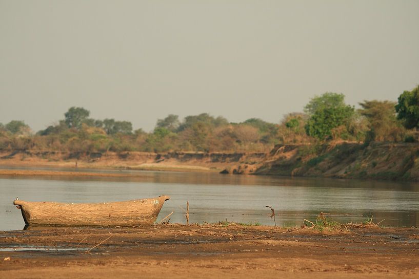 Hölzernes Fischerboot auf dem Fluss Sambia von Bobsphotography