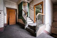 Escalier abandonné. par Roman Robroek - Photos de bâtiments abandonnés Aperçu