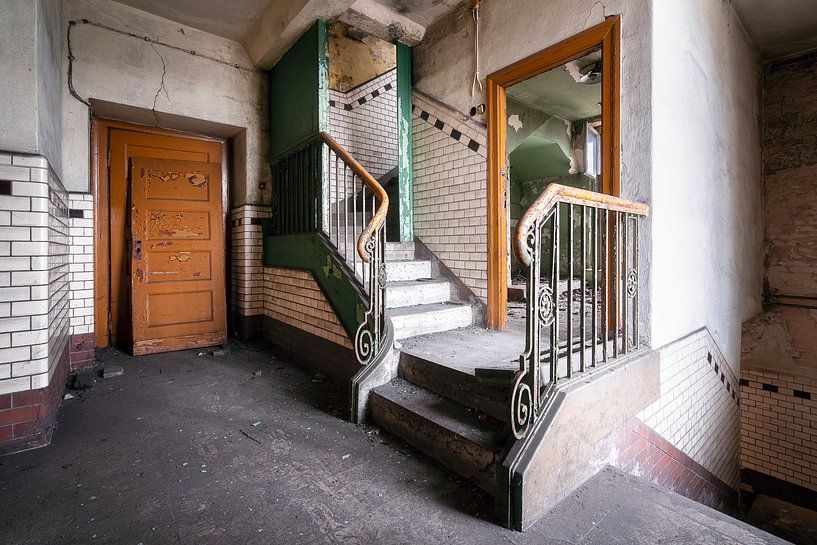 Escalier abandonné. par Roman Robroek - Photos de bâtiments abandonnés