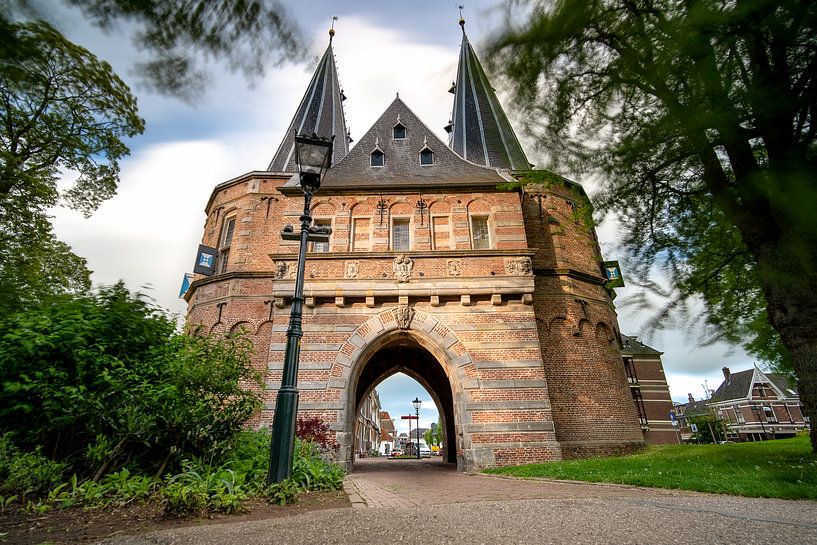 Romantische middeleeuwse stadspoort in de Nederlandse stad Kampen van Fotografiecor .nl