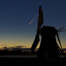 Komeet Neowise met windmolen van Hannon Queiroz