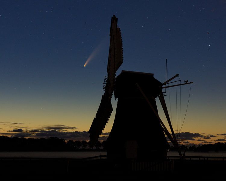 Comet Neowise with windmill by Hannon Queiroz