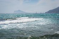 Wellen und Segelboote an der Mittelmeerküste von Adriana Mueller Miniaturansicht