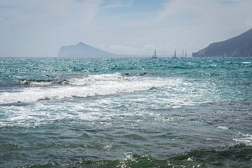 Vagues et voiliers sur la côte méditerranéenne