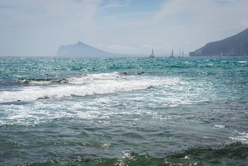 Wellen und Segelboote an der Mittelmeerküste von Adriana Mueller