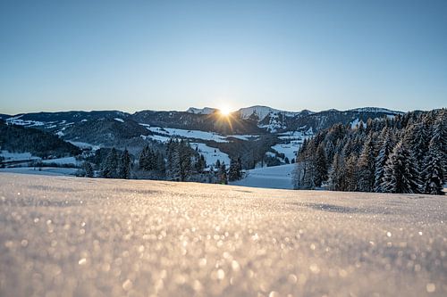 ijzige zonsopgang in Oberstaufen met uitzicht op Hochgrat en Steibis