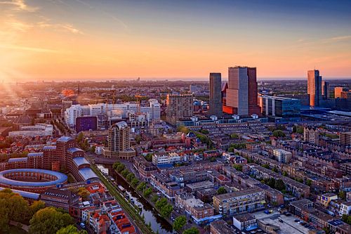 skyline van Den Haag kort voor zonsondergang