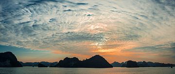 Coucher de soleil dans la baie d'Halong, Vietnam