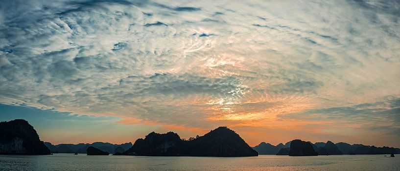 Sonnenuntergang in der Halong Bucht, Vietnam von Rietje Bulthuis