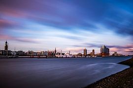 Hamburg zur Blauen Stunde - Elbphilharmonie und Elbe von Patrick Kilb