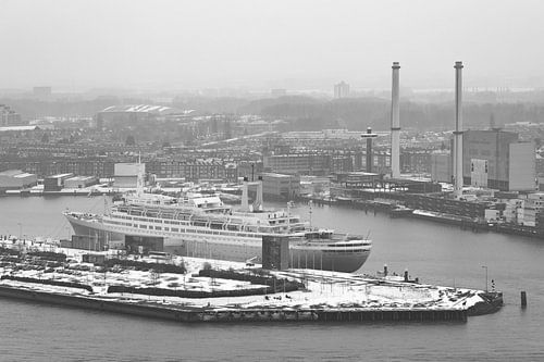 Het ss Rotterdam in Rotterdam in de sneeuw