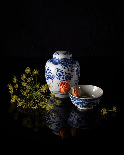 Stilleben, Blau-weißes Geschirr mit orangefarbenen Tulpen und Dill von Oda Slofstra