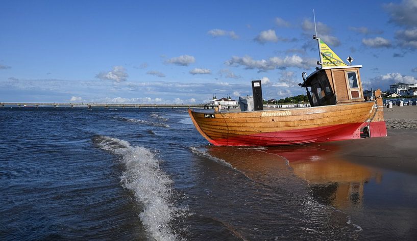 Sea wave - Fishing boat on Usedom by Jan Barthodzie