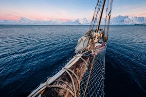 Uitzicht op zeilschip Noorderlicht vanaf de boegspriet van Martijn Smeets