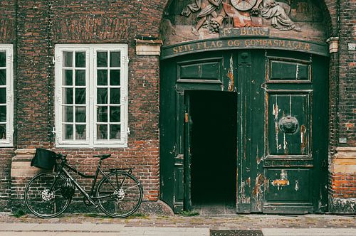 Oude deur en fiets op straat van Kopenhagen