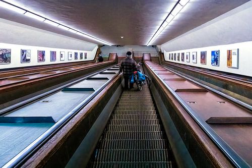 Maastunnel roltrappen voor fietsers en voetgangers