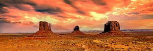 Panorama breed landschap Monument Valley in Arizona USA bij zonsondergang van Dieter Walther