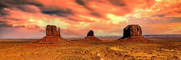 Panorama breed landschap Monument Valley in Arizona USA bij zonsondergang van Dieter Walther