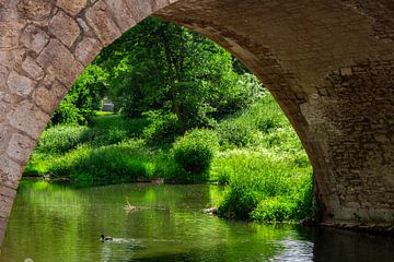 Idyllisch uitzicht onder de Sternbrücke, Weimar