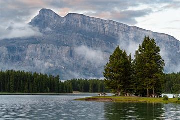 Twee Jack Lake met een vroege ochtendstemming, Banff National Park, Alberta, Canada