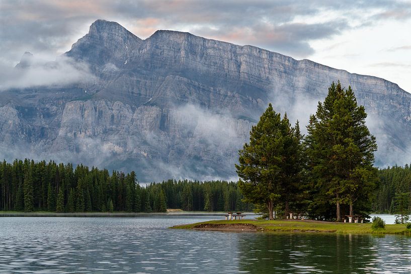 Twee Jack Lake met een vroege ochtendstemming, Banff National Park, Alberta, Canada van Alexander Ludwig