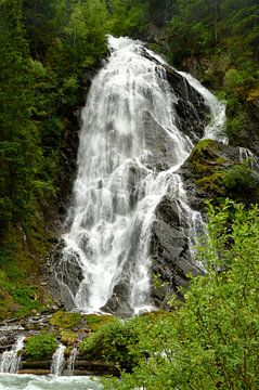 Een donderende waterval in Oostenrijk van Ezra Middelburg