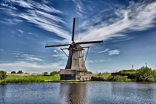 et beroemde Kinderdijk-kanaal met een windmolen. Oud Nederlands dorp Kinderdijk