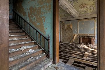 Escaliers dans un lieu abandonné sur Vivian Teuns