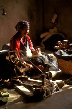 Femme tibétaine sur un rouet sur Henk Meijer Photography