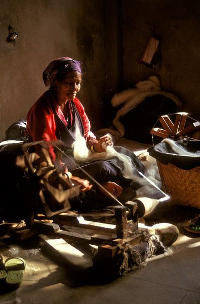 Tibetaanse vrouw aan een spinnewiel van Henk Meijer Photography