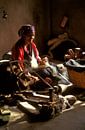 Tibetische Frau an einem Spinnrad von Henk Meijer Photography Miniaturansicht