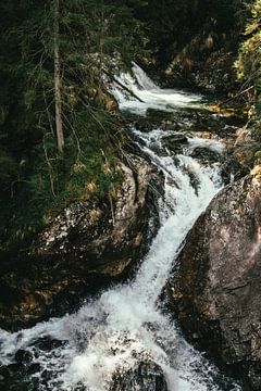 Wasserfall in den Bergen von Patrycja Polechonska