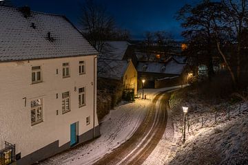 Elsloo in de avond in de winter met sneeuw