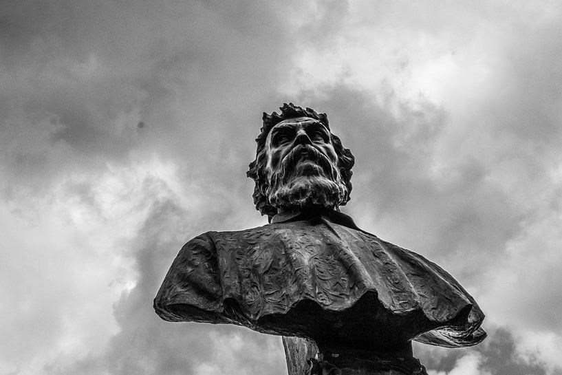 Bronzen beeld high in the sky by Tess Groote