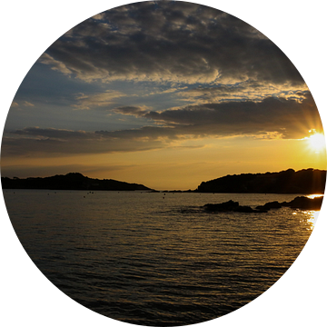 zonsondergang bij de  zee, dichtbij het eiland hyères van Inneke Heesakkers