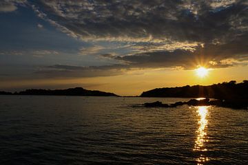 zonsondergang bij de  zee, dichtbij het eiland hyères van Inneke Heesakkers