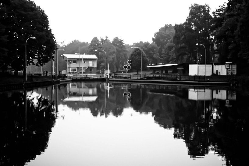 The sluice at the branch canal by Norbert Sülzner