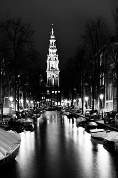 Amsterdamse Zuiderkerk in de avond zwart-wit
