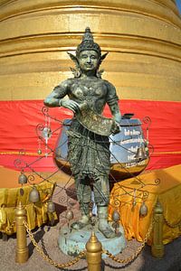 Buddhistische Statue am Goldenen Stupa in Bangkok