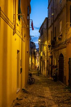 Nacht in einer alten Straße von Alghero auf Sardinien von Eric van Nieuwland