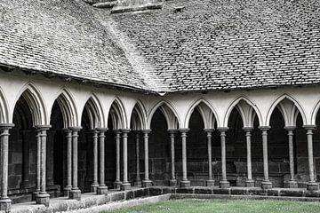 Silence in Stone: cloister of Le Mont Saint-Michel by Ingrid de Vos - Boom