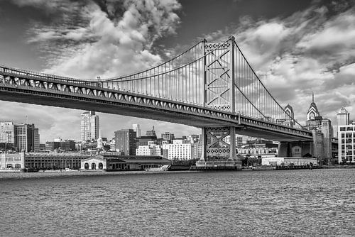 Skyline van Philadelphia en Benjamin Franklin Bridge – Monochroom