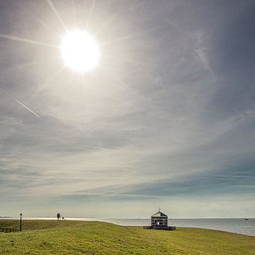 Het peilhuisje aan de rand van het IJsselmeer bij Hindeloopen in het najaarszonnetje