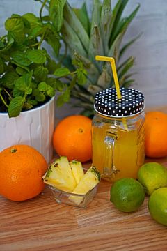 Tropische limonade met sinaasappel limoen ananas