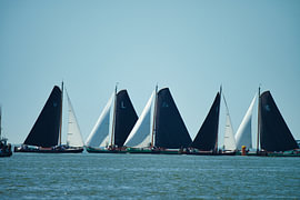 Skûtsjes vor der Küste von Lemmer von Vague & Form