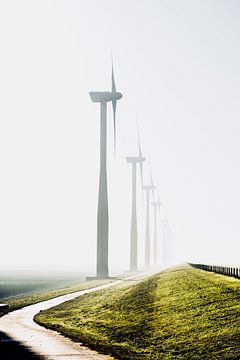 Windmolens in de mist van Studio  Milaan