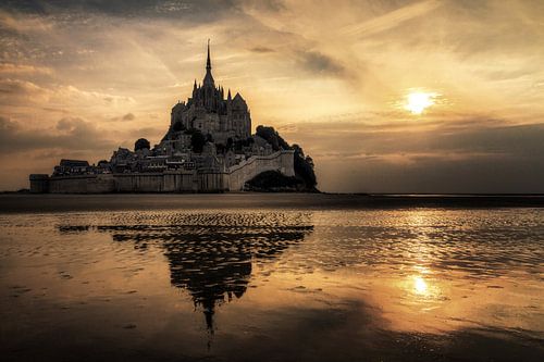Dunkler Mont Saint-Michel von Dennis van de Water
